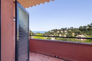 Property grounds - Terraced House with Sea Views and Communal Pool (Begur)