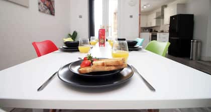 Modern 3-Bed Home | Sleeps 7 | Central Location