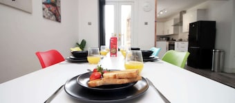 Modern 3-Bed Home | Sleeps 7 | Central Location