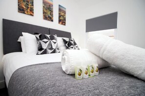 3 bedrooms, desk, travel cot, WiFi