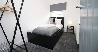 Modern 3-Bed Home | Sleeps 7 | Central Location