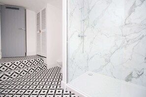 Shower, towels, shampoo