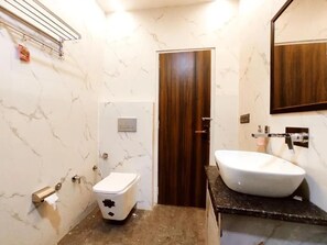 Bathroom - HOTEL MONDAY - Comfortable & Safe Stays (Khanna)