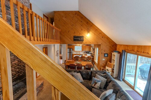 Stratton; 8 min. King beds, fire place, dogs ok!