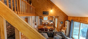 Stratton; 8 min. King beds, fire place, dogs ok!