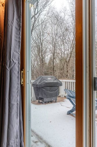 Stratton; 8 min. King beds, fire place, dogs ok!