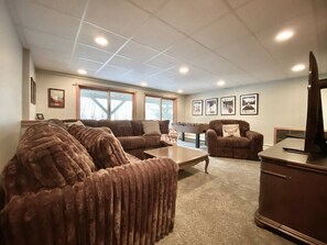 TV, fireplace, table football - Stratton; 8 min. King beds, fire place, dogs ok! (Winhall)