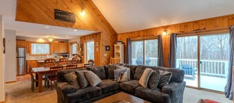 Stratton; 8 min. King beds, fire place, dogs ok!