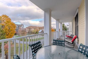 Outdoor dining - Stratton walk on/off, King beds, FP, hot tub, pool, sauna! (Stratton)