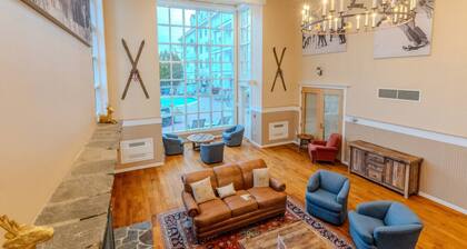 Stratton walk on/off, King beds, FP, hot tub, pool, sauna!