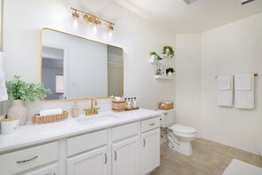 Secadora de cabello, toallas, jabón, papel de baño 