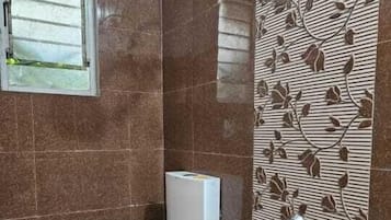 Deluxe dubbelrum - utsikt mot staden | Badrum