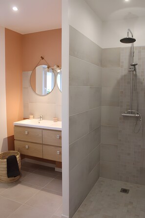 Dusche, Haartrockner, Handtücher
