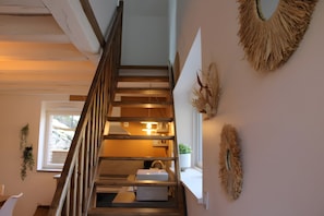 A staircase with wooden railings and a white box at the bottom. - Chez Cocotte 4–6 Guests with Heated Pool from Mid-May to September (Veuzain-sur-Loire)