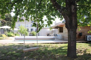 A backyard with a pool, outdoor furniture, and a tree. - Chez Cocotte 4–6 Guests with Heated Pool from Mid-May to September (Veuzain-sur-Loire)