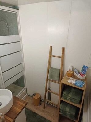 Haartrockner, Handtücher, Toilettenpapier