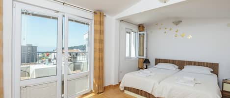 Standard Studio, Balcony, Sea View | Iron/ironing board, free WiFi, bed sheets