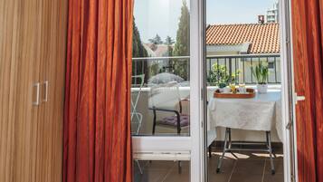Studio, balcon, vue partielle sur la mer | Balcon