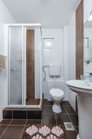 Shower, free toiletries, hair dryer, towels - Apartments Nada (Petrovac)