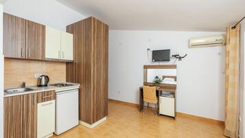 Standard Studio, Balcony, Sea View | Private kitchen | Mini-fridge