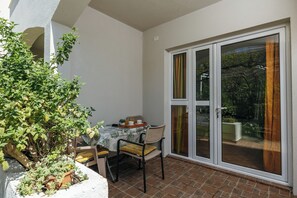 Kamar Double Basic, balkon, pemandangan laut terbatas | Tempat makan outdoor