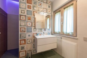 Shower, bidet, soap, toilet paper - Aurora House (Pizzo)