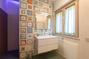 Shower, bidet, soap, toilet paper - Alexandr Aurora House (Pizzo)
