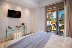 Travel cot, free WiFi, bed sheets - 50m to Beach: 2 Suites, Hot Tubs & Parking (Rethymno Town)