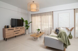 TV - 50m to Beach: 2 Suites, Hot Tubs & Parking (Rethymno Town)