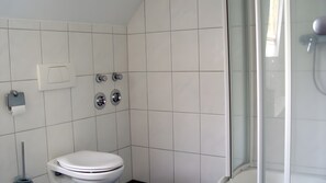 Douche, sèche-cheveux, serviettes fournies