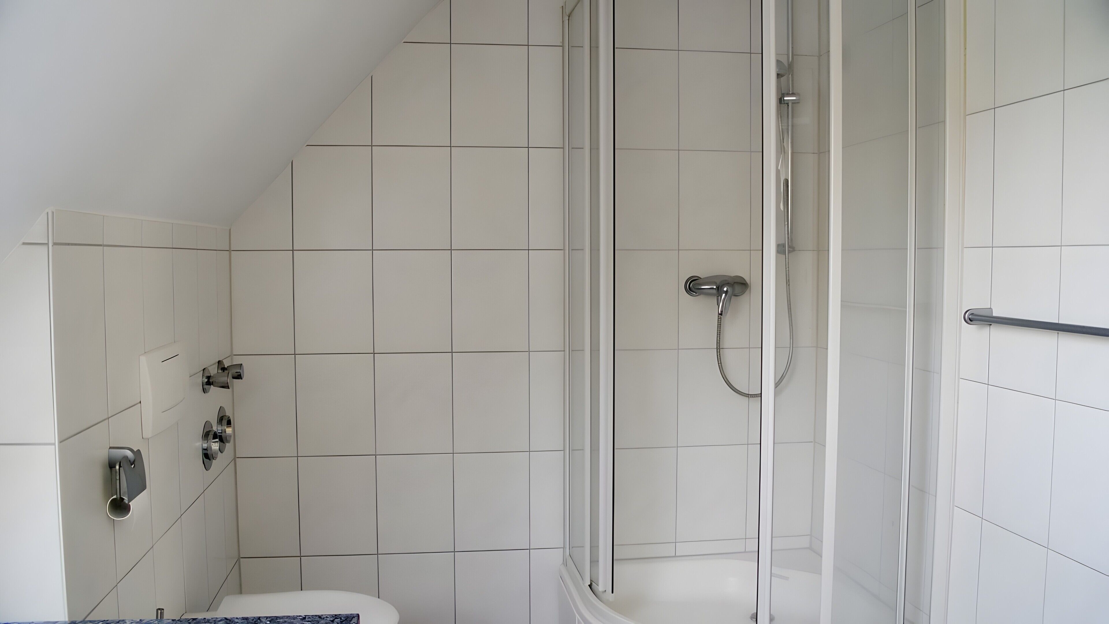 Douche, séchoir à cheveux, serviettes fournies