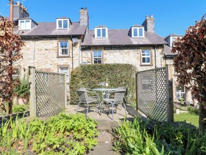 Outdoor dining - 7 Catcliffe Cottages (Bakewell)