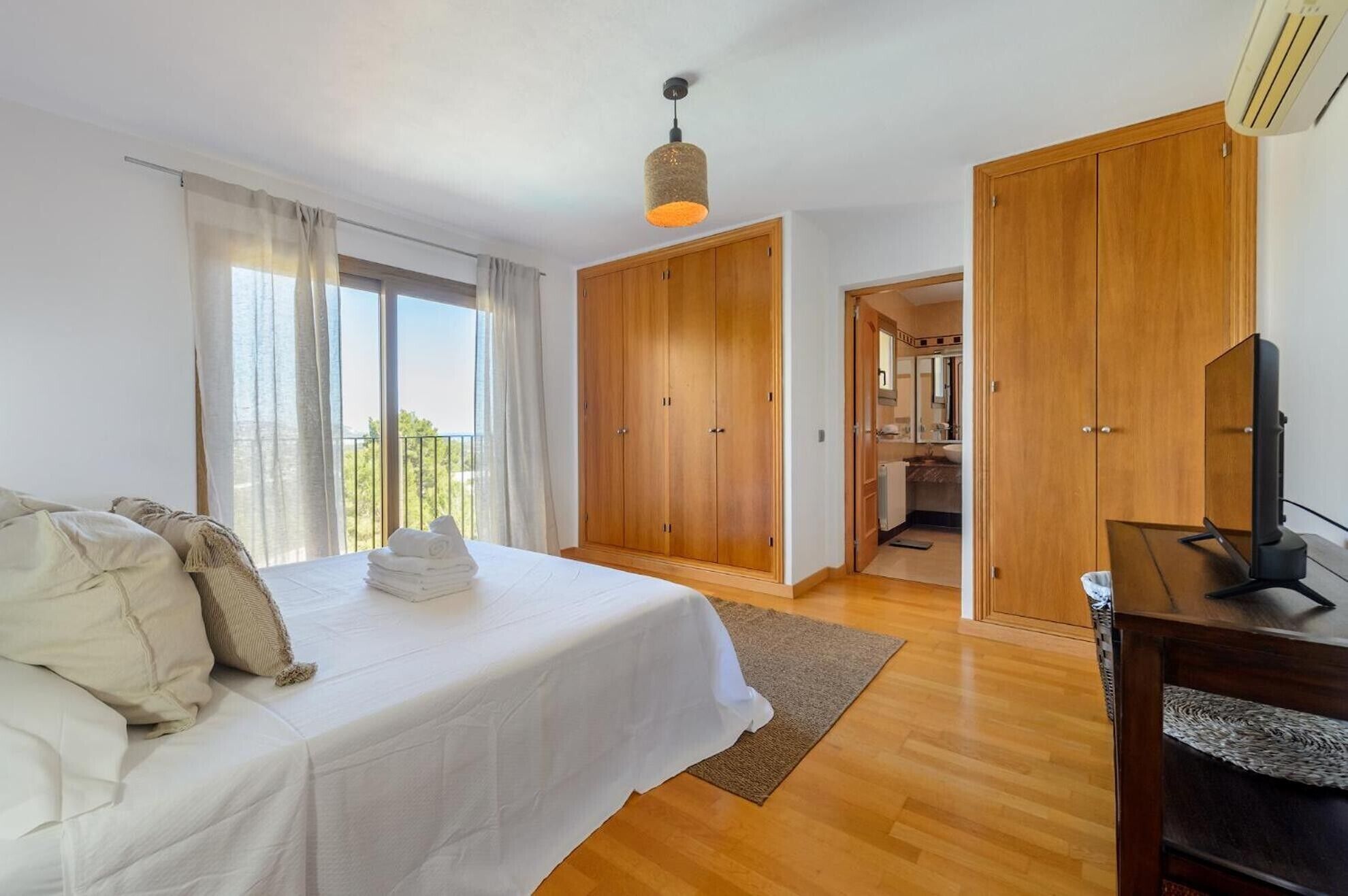 Iron/ironing board, WiFi, bed sheets