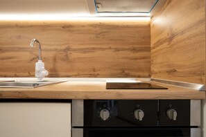 Fridge, oven, stovetop, cookware/dishes/utensils - Valerie`s Apartment by TOK (Durrës)