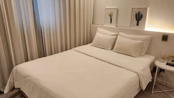 Quarto casal básico | Cortinas blackout, quartos à prova de som, ferros/tábuas de passar roupa