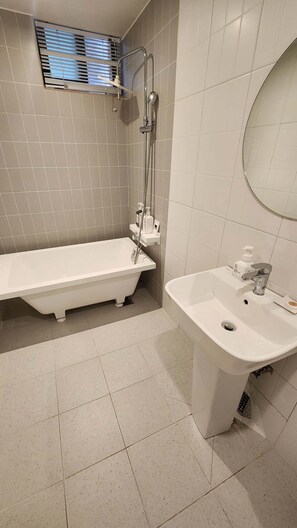 Basic Double Room | Bathroom | Slippers - Hotel Rawa (Seoul)