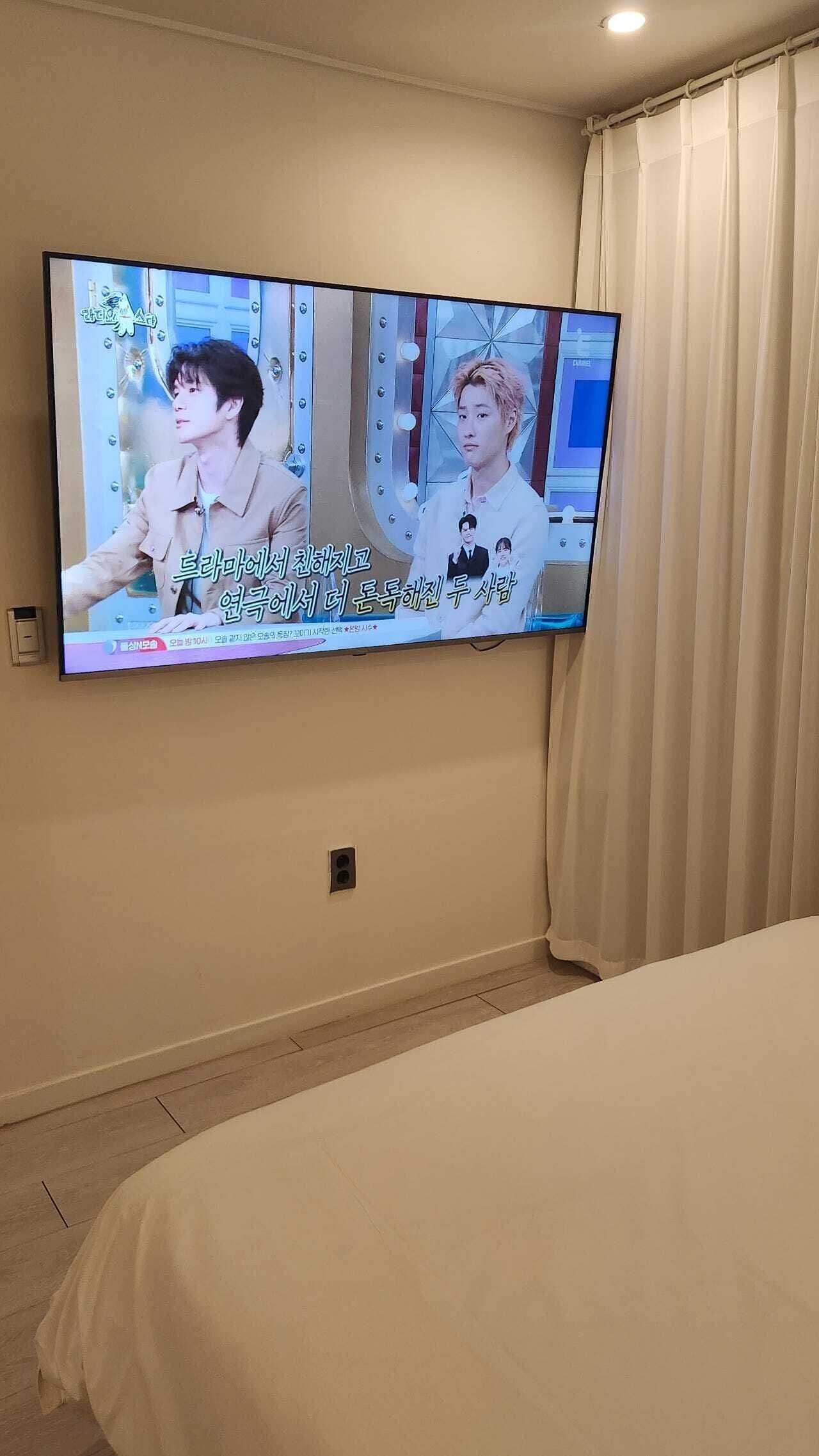 Un televisor montado en la pared de una habitación de hotel.