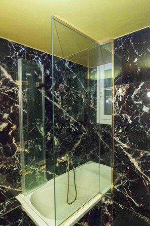 Shower, hair dryer, towels, shampoo - Premium Designer Retreat in Central Athens Gizi (Athina)