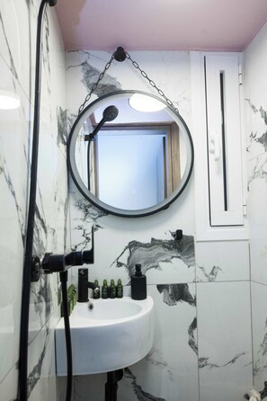 Douche, sèche-cheveux, serviettes fournies, shampoing
