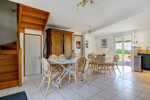 Dining - Faites Champêtre Guest Room with Shared Garden and Wi-Fi (Huisnes-sur-Mer)