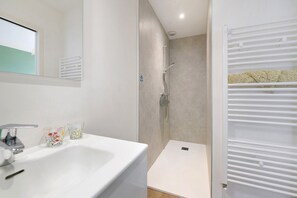 Shower, hair dryer, towels - Faites Champêtre Guest Room with Shared Garden and Wi-Fi (Huisnes-sur-Mer)