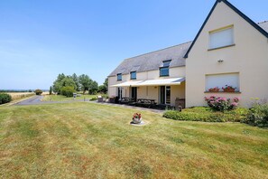 Exterior - Faites Champêtre Guest Room with Shared Garden and Wi-Fi (Huisnes-sur-Mer)