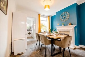 Dining - Blue Lagoon Retreat Escape | Free Parking | 16PPL (Sheffield)