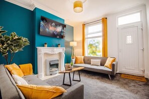 Living area - Blue Lagoon Retreat Escape | Free Parking | 16PPL (Sheffield)