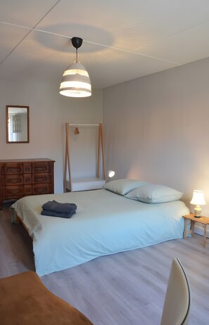 4 bedrooms, WiFi, bed sheets - Farmhouse Gîte - "La Popote" (Passenans)