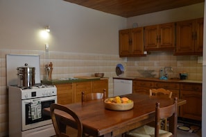 Fridge, oven, stovetop, dishwasher - Farmhouse Gîte - "La Popote" (Passenans)