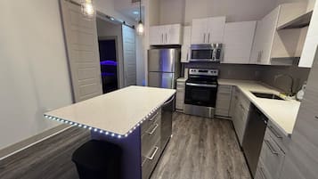 Micro-ondes, four, plaque de cuisson, lave-vaisselle