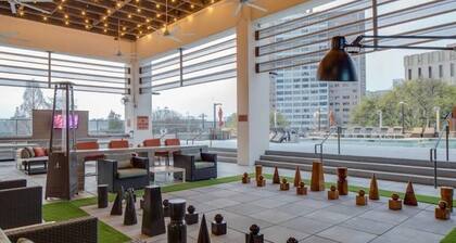 Luxury Highrise 20th floor 2-bed/2 bath in Downtown Atlanta w Gym Pool Game room
