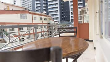 Apartment, Balcony | Outdoor dining