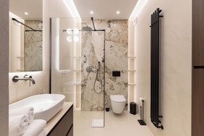 Apartamento (24/83) | Baño | Artículos de higiene personal gratuitos, secador de pelo y toallas